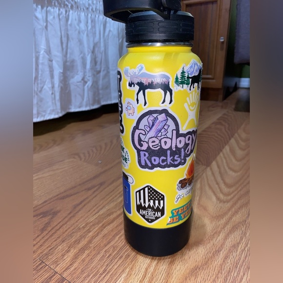 🌸 Hydro Flask Reusable Water Bottle 40oz Includes boot, 2 caps & stickers on it - Picture 13 of 15
